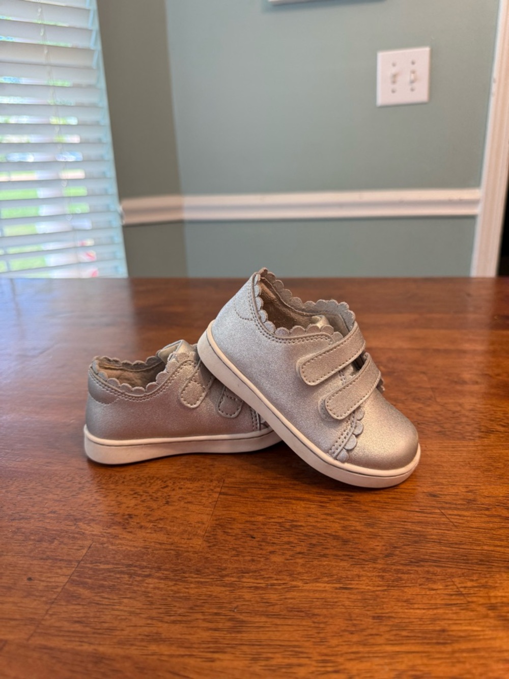 L'Amour Caroline Scalloped Sneakers Silver Leather Toddler Size 7 EUC